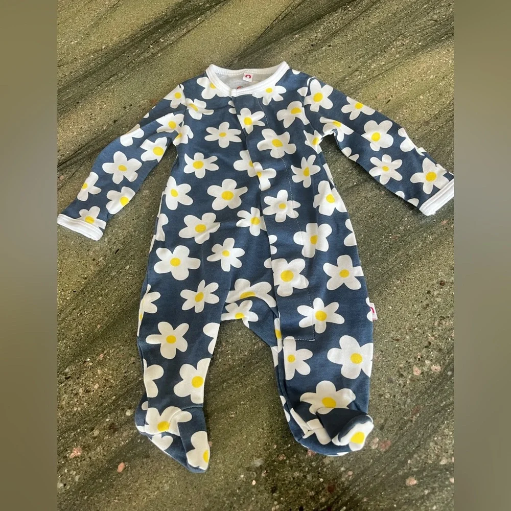 2pack Newborn (5-8lbs) Magnetic closure and Built in mittens!